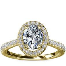 Anillo de compromiso de diamante ovalado con halo y detalle de puente de diamantes en oro amarillo de 14 k